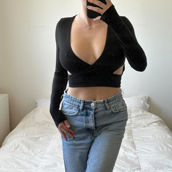 Black long sleeve crop top with cut out detail - Picture 3 of 7